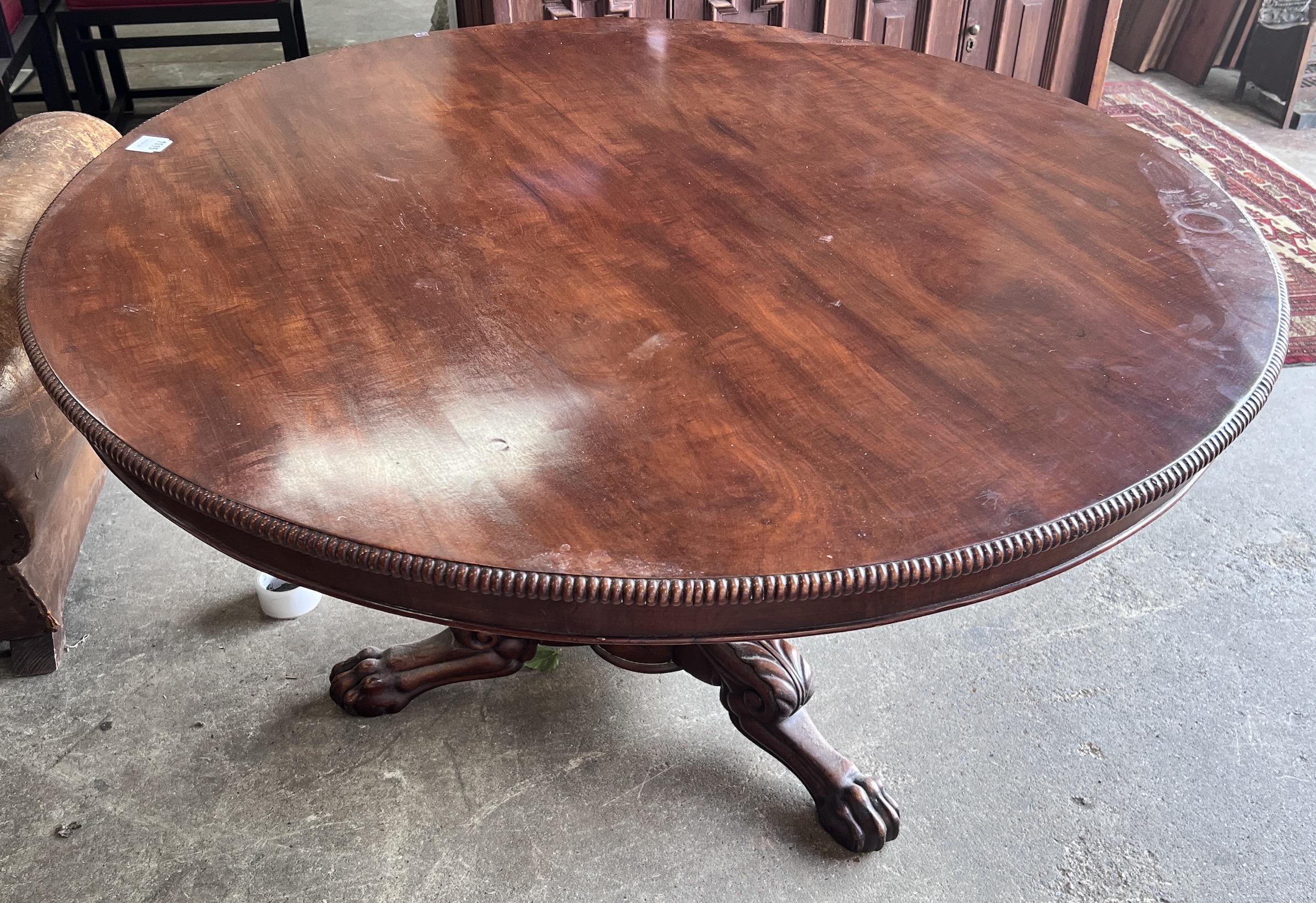 A Victorian circular mahogany breakfast table, diameter 130cm, height 70cm